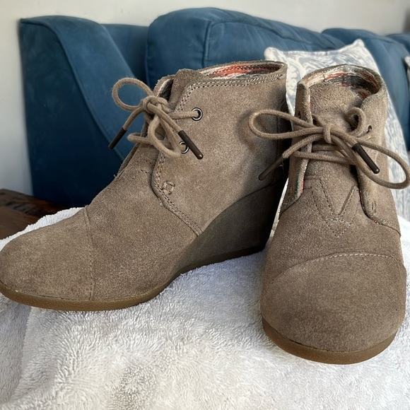 Toms Shoes - Tan suede Toms wedge
